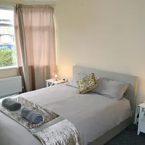 Escape 4 Bedroom House, Sleeps 11, 2 Free Parking, Garden, Wifi, Smart Tv, Newly Decorated , Bournemouth United Kingdom